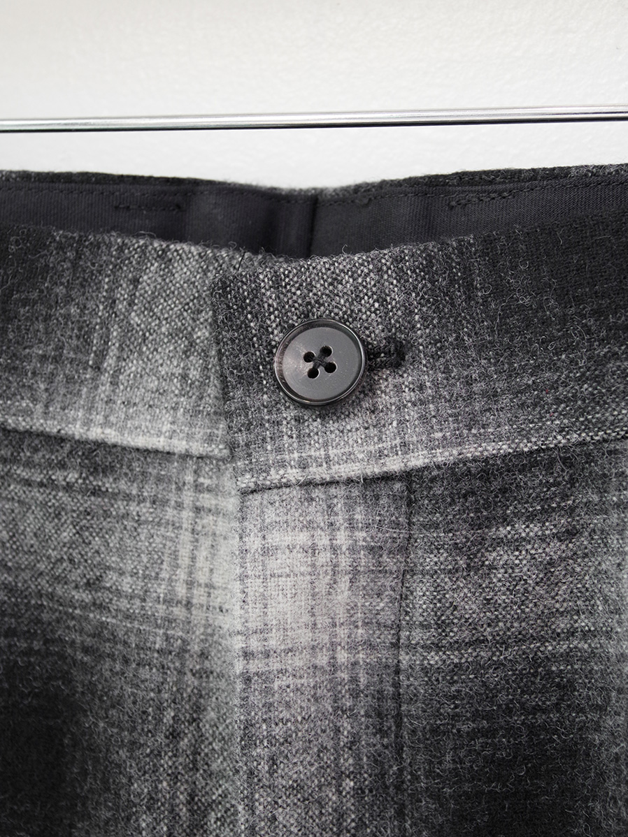 soe(ソーイ)のOmbre Check Painted Line Trousersの通販